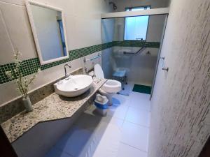薩誇雷馬的住宿－Pousada das Garças，一间带水槽、卫生间和镜子的浴室