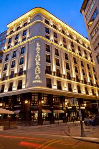 イスタンブールにあるLasagrada Hotel Istanbulの側面に看板がある建物
