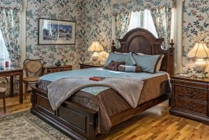 Silver Heart Inn & Cottages tesisinde bir odada yatak veya yataklar