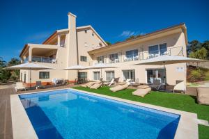 an image of a villa with a swimming pool at Villa Nova Nautic & Nature in Eira do Chão