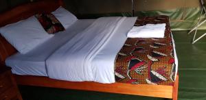 Postel nebo postele na pokoji v ubytování Hawk's Eye Lodge Bunyonyi