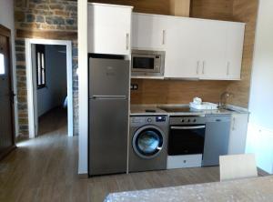 a kitchen with a washing machine and a dishwasher at Apartamento MARIA in Usana