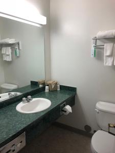 Ένα μπάνιο στο Super 8 by Wyndham Central Pt Medford