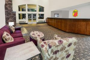 Χώρος καθιστικού στο Super 8 by Wyndham Central Pt Medford