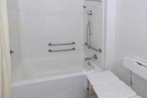 Ένα μπάνιο στο Super 8 by Wyndham Central Pt Medford