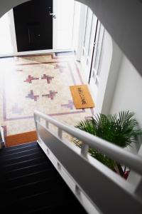 een trap met een tapijt op de vloer bij huisalfons in Mechelen