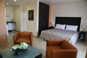 Una cama o camas en una habitación de Hotel Plaza Bernal 61 fotos más