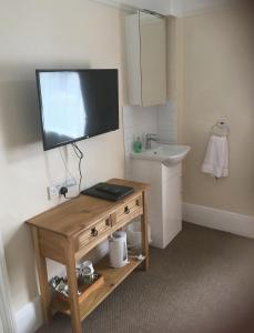 A kitchen or kitchenette at Mairs Bed and Breakfast.