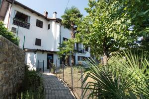 uma casa branca com uma cerca à frente. em Apartment Tasha's Home em Opatija