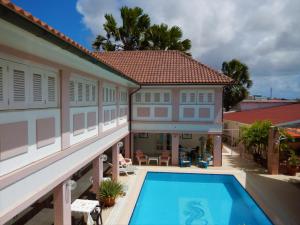 - une vue sur une maison avec une piscine dans l'établissement Kamerlingh Villa, à Oranjestad
