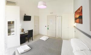 ナポリにあるB&B Solimenaの白い部屋(ベッド1台、デスク付)