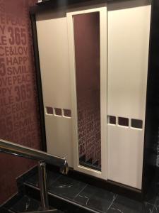 ウラジカフカスにあるОднокомнатная-двухуровневая квартираのバスルーム(鏡、シンク付)
