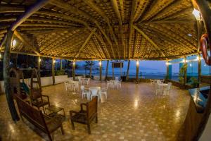 ein Restaurant mit Tischen und Stühlen und Meerblick in der Unterkunft Pris Hotel in Barequeçaba