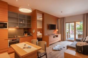 Una cocina o cocineta en Mats Lech Alpenquartier