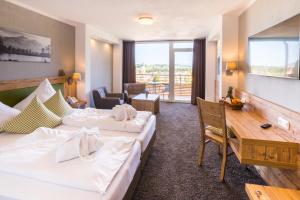 Postel nebo postele na pokoji v ubytování Hotel Nesselwanger Hof + 37 fotografií