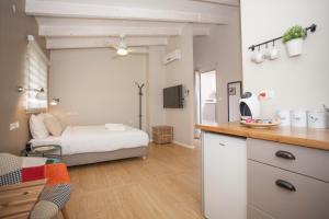 Uma cama ou camas num quarto em Tslil Suite