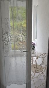 an open door to a patio with a table and chairs at Villa Bellevue in Vis