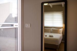 Uma cama ou camas num quarto em Tslil Suite