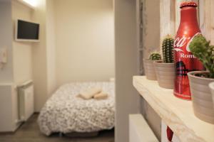 une chambre avec une bouteille de coca cola sur un comptoir dans l'établissement Pisetzky-Spadaro Apartments - Vegezio Roma, à Rome