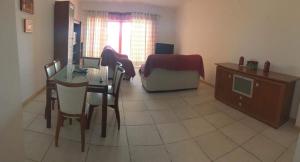 un soggiorno con tavolo e una sala da pranzo di Apartamento golf-mar a Vilamoura