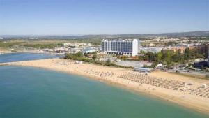 una vista aerea di una spiaggia con un gruppo di persone di Apartamento golf-mar a Vilamoura