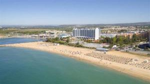 eine Luftaufnahme eines Strandes mit einer Gruppe von Menschen in der Unterkunft Apartamento golf-mar in Vilamoura