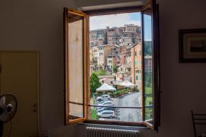 een raam met uitzicht op de stad bij Salicotto 56 in Siena