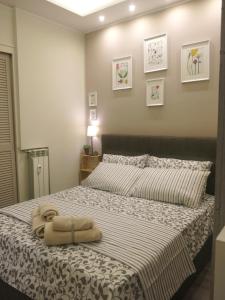 - une chambre avec un lit et une serviette dans l'établissement Pisetzky-Spadaro Apartments - Vegezio Roma, à Rome