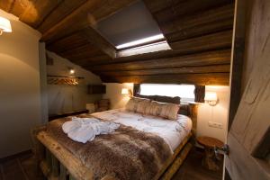 Afferden的住宿－Logies Angelbeeck，一间带一张大床的卧室,位于一个拥有木制天花板的房间