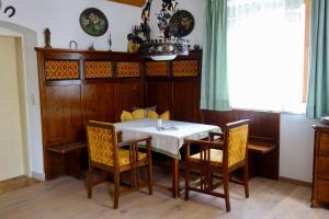 ein Esszimmer mit einem Tisch und Stühlen in der Unterkunft Haus Moser in Öblarn