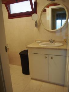 a bathroom with a sink and a mirror at Maravilloso y tranquilo alojamiento en el Palm-Mar in Palm-mar