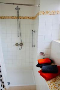 ein Badezimmer mit einer Dusche mit roten und schwarzen Kissen in der Unterkunft Haus Moser in Öblarn