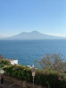 - une vue sur une grande étendue d'eau dans l'établissement PrimoPianoPosillipo, à Naples