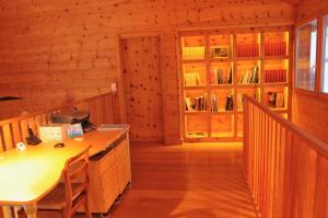 ナンダにあるChalet E Toueの木造キャビン内のデスク付きの部屋