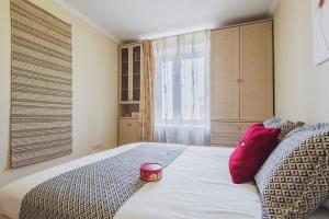 モスクワにあるGMApartments stylish 2 rooms flat White Houseのベッドルーム1室(赤いボウル付きのベッド1台付)