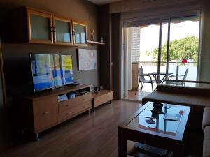 A television and/or entertainment centre at Comfort home Calafell