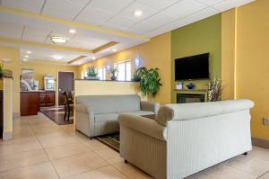 een woonkamer met een bank en een tv bij Quality Inn & Suites Glenmont - Albany South in Glenmont