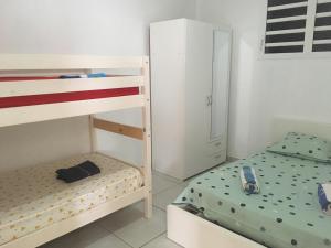 Postel nebo postele na pokoji v ubytování Anse Cassin