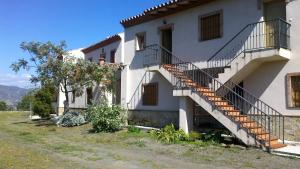 un edificio blanco con escaleras al costado en Apartamentos Las Colinas, en Vélez-Málaga