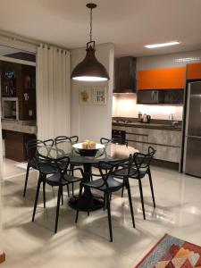 uma mesa de jantar e cadeiras numa cozinha em Residencial Lumini em Florianópolis