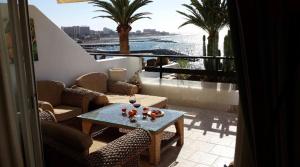 En balkon eller terrasse på Front Line Luxury Apartment