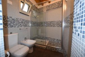 un bagno con wc, lavandino e doccia di Tambù Apartments a Catania Altre 16 foto