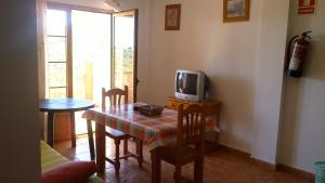 Televízia a/alebo spoločenská miestnosť v ubytovaní Apartamentos Las Colinas + 19 fotografií