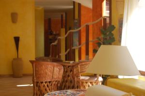 a living room with a table and a lamp at El Mosaico Del Sol in Lampedusa