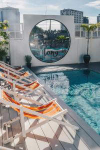 Bazén v ubytování Borbaboom Phuket Poshtel & Hostel nebo v jeho okolí