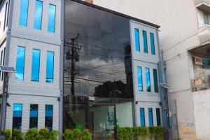 um edifício de vidro com janelas azuis em RedDoorz Plus @ AS Fortuna Cebu em Cebu