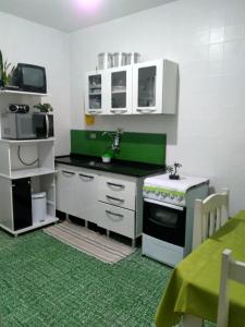 cocina con fregadero y fogones en Casa Rodriguez " Expo Center Norte ", en São Paulo