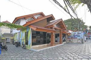 Bangunan di mana terletaknya rumah tamu ini