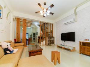 TV a/nebo společenská místnost v ubytování Four Seasons Homestay