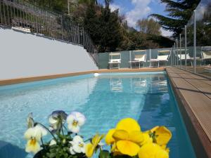 The swimming pool at or close to Villa Perla del Lago